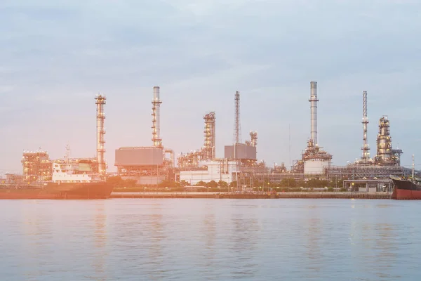Нефтеперерабатывающий Завод Речной Фронт Промышленный Нефтяной Фон — стоковое фото