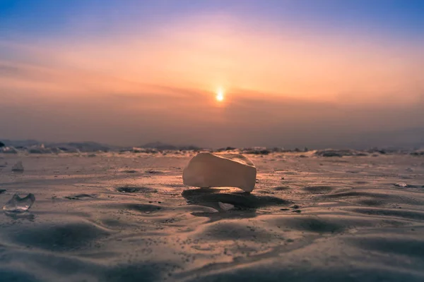 夕焼け背景 南シベリア ロシアの冬のバイカル湖の水の氷します — ストック写真