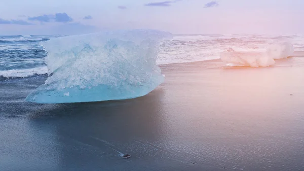 Gletsjerijs Afgebroken Het Zwarte Zand Strand Jokulsarlon Ijsland Winter Seizoen — Stockfoto