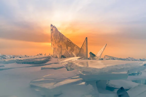 美しい夕焼け空背景 バイカル シベリア ロシアの湖の氷を壊す — ストック写真