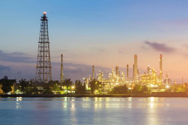 Nachtlicht Über Der Erdölraffinerie Fabrik Flussfront Industrieller Hintergrund — Stockfoto