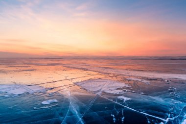 Fozen kış sezon su göl günbatımı gökyüzü arka plan, Baykal Gölü Sibirya Rusya kış sezon doğal peyzaj ile