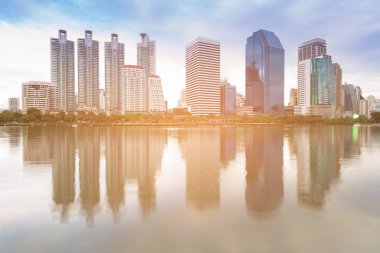 Su yansıma ofis ön, cityscape downtown arka plan