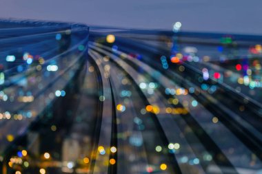 Gece traing parça çift pozlama bulanık hafif ticari şehir merkezinde, arka plan kavisli