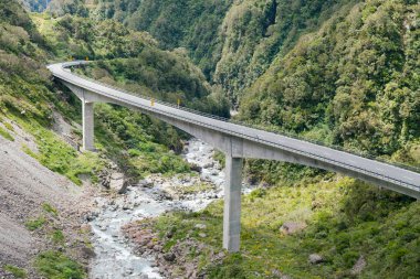 Otira viyadük yol Dağı'na, South Island Yeni Zelanda doğal peyzaj kavisli