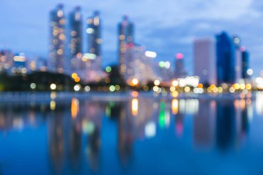 Alacakaranlık gece bokeh ofis binası ile yansıma, arka plan bulanık