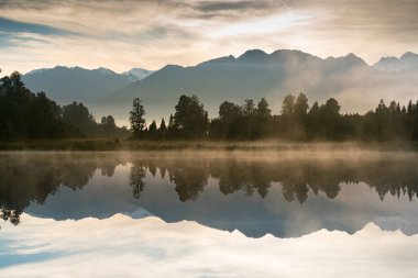 Matheson su Gölü ayna ile dağ doğal peyzaj backgorund, Yeni Zelanda 