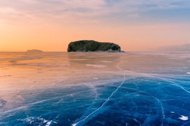 Donmuş su Gölü ile dramatik gökyüzü arka plan, Rusya Baykal su göl manzara arka plan üzerinde güzel gündoğumu gökyüzü
