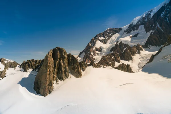 岩石山与雪覆盖和晴朗的蓝天背景 新西兰自然风景 — 图库照片