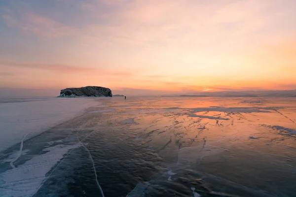Ομορφιά Sunrise Ουρανό Χειμώνα Παγωμένου Νερού Στη Λίμνη Στον Ορίζοντα — Φωτογραφία Αρχείου