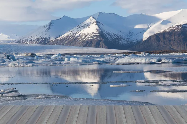 Öppettider Trägolv Glaciärlagunen Vintern Lagun Med Mountain Bakgrund Island Naturlandskap — Stockfoto
