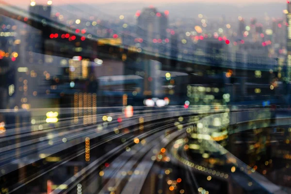 双曝光夜模糊城市市区与移动的火车轨道 抽象背景 — 图库照片