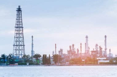 Rafineri Nehri yan, enerji santral endüstriyel arka plan