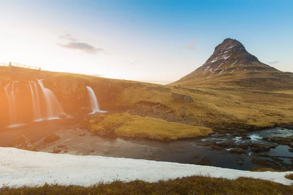 Kirkjufell Wulkan Wodospad Islandii Pod Koniec Sezonu Zimowego Naturalny Krajobraz — Zdjęcie stockowe