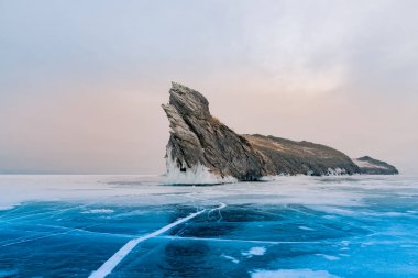 Donmuş su Gölü Baykal Rusya kış sezon doğal peyzaj taşın Ogoy 