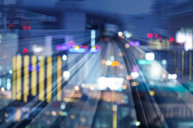 Gece hareket hareket eden trenin üzerinde gece bokeh ışık şehir şehir, arka plan bulanık.