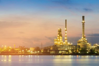 Petrol rafinerisi ön Nehri, endüstriyel arka plan üzerinde gece görünümü