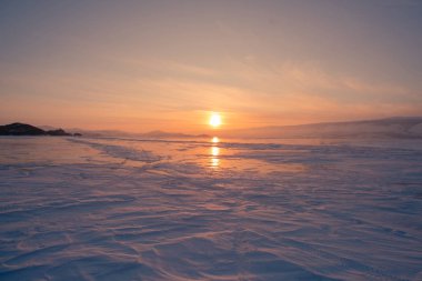 Karla kaplı dondurma su Gölü, Baykal Rusya kış doğal manzara arka plan üzerinde günbatımı güzelliği
