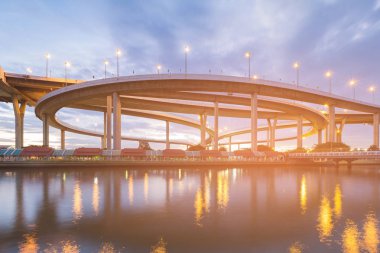 Otoyol kavşağı alt görünümü alacakaranlıkta, Bangkok Tayland
