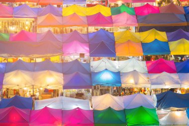 Çatı üst birden çok renk bit pazarı, cityscape arka plan 