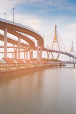 Çift Kişilik süspansiyon ve kavşak karayolu Nehri açık, Bangkok Tayland Simgesel Yapı
