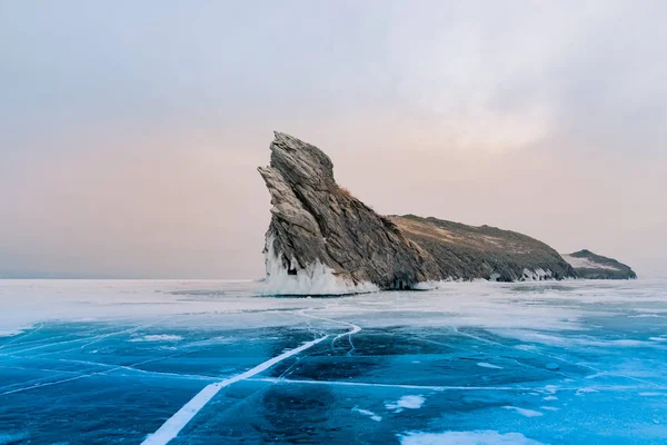 Ogoy Rock Över Fruset Vatten Lake Baikal Ryssland Vinter Säsongen — Stockfoto
