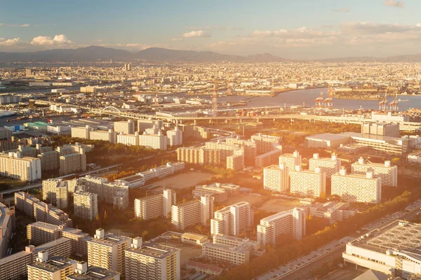 空撮大阪市 山背景には 都市の景観ダウンタウン日本の湾 — ストック写真