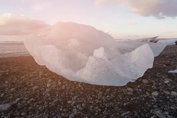 アイスランドの冬シーズン自然の風景からビーチに大きな制動氷 — ストック写真