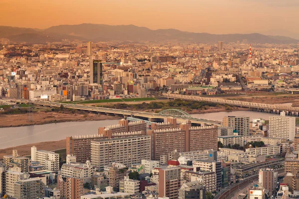 梅田レジデンス山背景には 大阪市都市景観背景都市スカイライン — ストック写真
