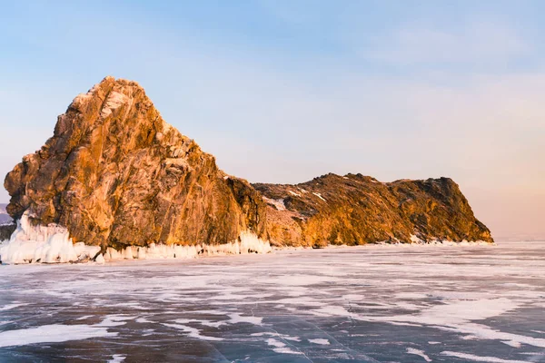 Βράχο Πάνω Από Πάγωμα Λίμνη Νερού Χειμώνα Γαλάζιο Φόντο Baikal — Φωτογραφία Αρχείου