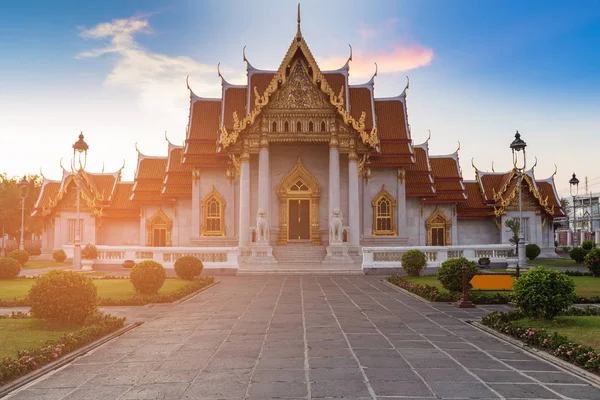 白色大理石寺庙以蓝天背景 泰国历史地标 — 图库照片