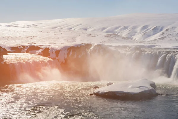 冰岛的溪流瀑布在冬季末期 自然景观背景 — 图库照片