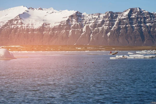 Vulcão Montanha Rocha Sobre Lago Azul Islândia Inverno Temporada Paisagem — Fotografia de Stock