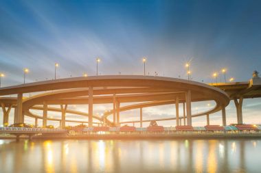 Kavşak karayolu ile hareketli bulut nehir açık, ulaşım arka plan