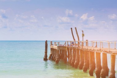 Okyanus kıyı şeridi doğal peyzaj manzarası arka plan iskelede