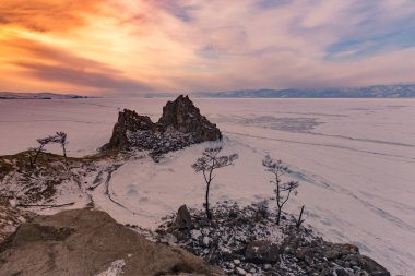 Sonra dondurulmuş Deniz Baykal, Oltrek Adası üzerinde gökyüzü günbatımı güzel. Irkutsk bölgesi, Rusya doğal kış sezonu manzara arka plan