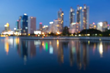 Mavi alacakaranlık ofis binası ile su yansıma, arka plan