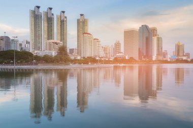 Ofis Binası üzerinde yansıma su göl Parkı, Bangkok Tayland