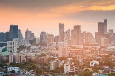 Arka plan iş şehir cityscape ve ofis binası ile gün batarken gökyüzü