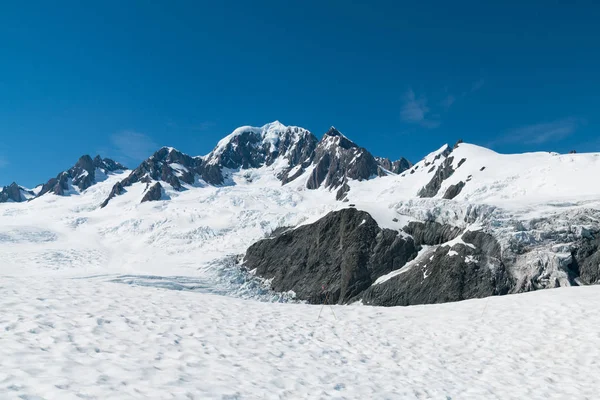 黑色岩石山与雪和蓝天背景 自然风景背景 — 图库照片