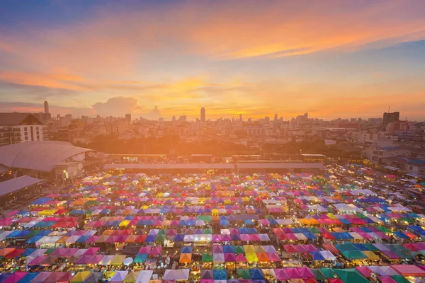 После Закатного Неба Над Блошиным Рынком Центре Города — стоковое фото