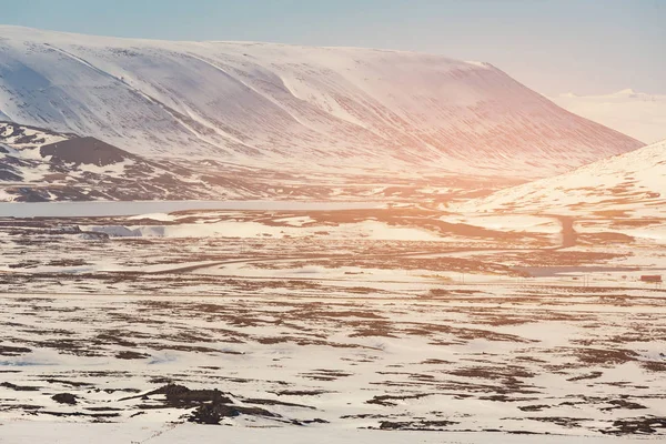 美丽的雪在自然风景山 冰岛冬天季节 — 图库照片