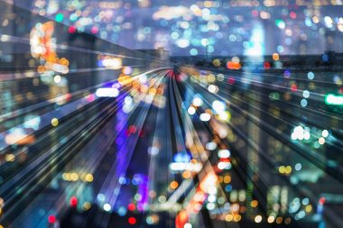 Şehir gece ışık hareketli tren yolu üzerinde arka plan bulanık.