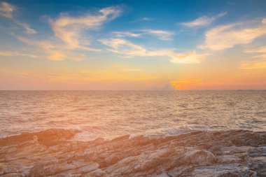 Günbatımı sahil manzarası ile rock sahilde, doğal peyzaj arka plan üzerinde