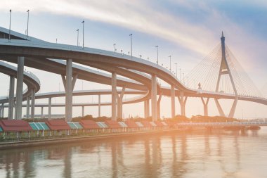 Otoyol kavşağı ve asma köprü nehir açık mavi gökyüzü arka plan ile