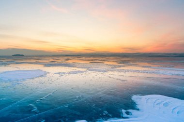 Buzlu su göl manzarası arka plan, Baykal Rusya kış sezonu ile üzerinde gündoğumu gökyüzü