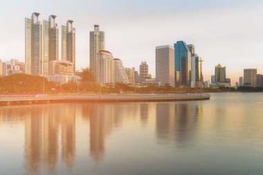 Şehir Parkı gölde su üzerinde yansıma şehir ofis