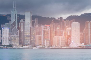 Manzarası Hong Kong iş şehir merkezinde sahil, cityscape arka plan üzerinde
