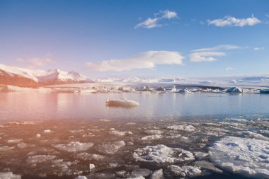 Kış sezonu ile buzul Jokulsarlon manzarası doğal manzara arka plan temizleyin
