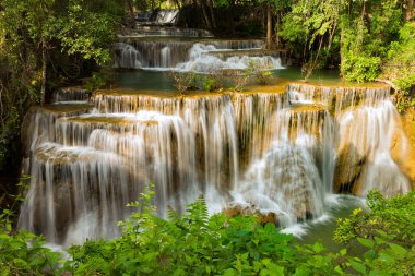 Tropikal akış Şelalesi birden çok katman doğal manzara arka plan